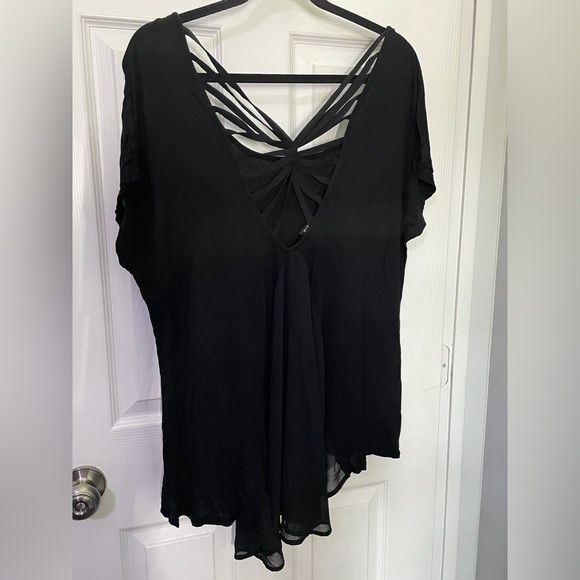 Black flowy top with cute back - Picture 2 of 3